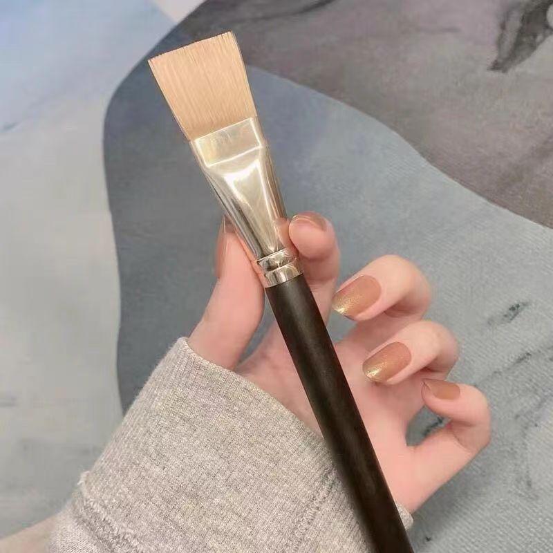 Trace-Free Flat-Head Foundation Brush: Soft, Adherent, Portable Beauty Tool
