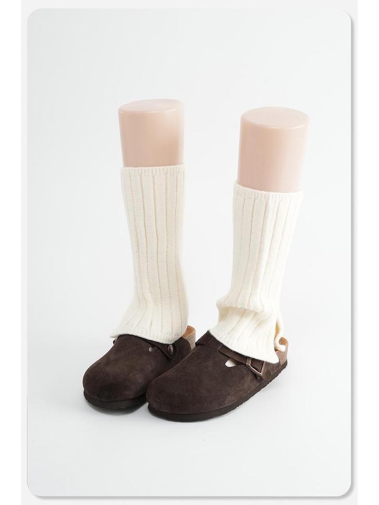 Серые вязаные носки с разрезом - толстые ребристые полосы, длина до икры, уютный осенне-зимний стиль, свободный крой, модные ворсистые носки