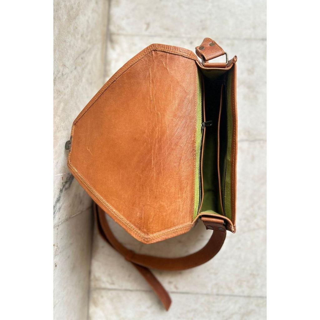 Кожаная сумка через плечо в стиле бохо с длинным ремешком и удобной застежкой-клипсой