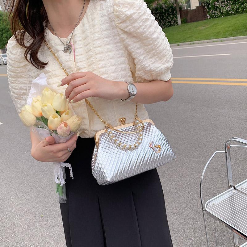 2024 Зима Роскошные Дизайнерские Женские Белые Сумки На Ремне Золото Серебро Сумки Через Плечо Жемчужный Вечерний Клатч Цепи Раковины Клип Партии Сумки