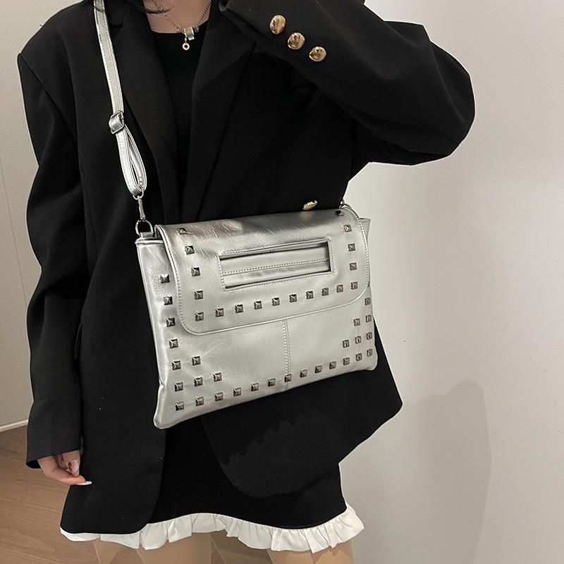 2024 летняя женская сумка-клатч с клапаном, сумка через плечо, корейская модная женская противоугонная сумка-конверт, женская золотистая, черная заклепка, повседневные сумки на плечо