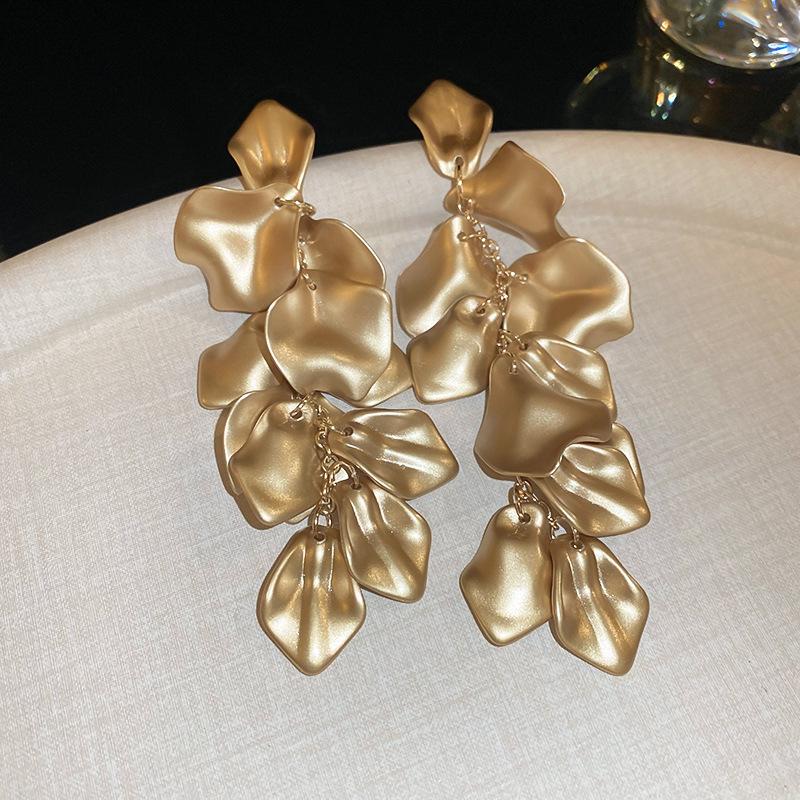 Длинные стальные серьги в форме лепестков роз: Шикарный, стройнящий дизайн с европейским и американским колоритом