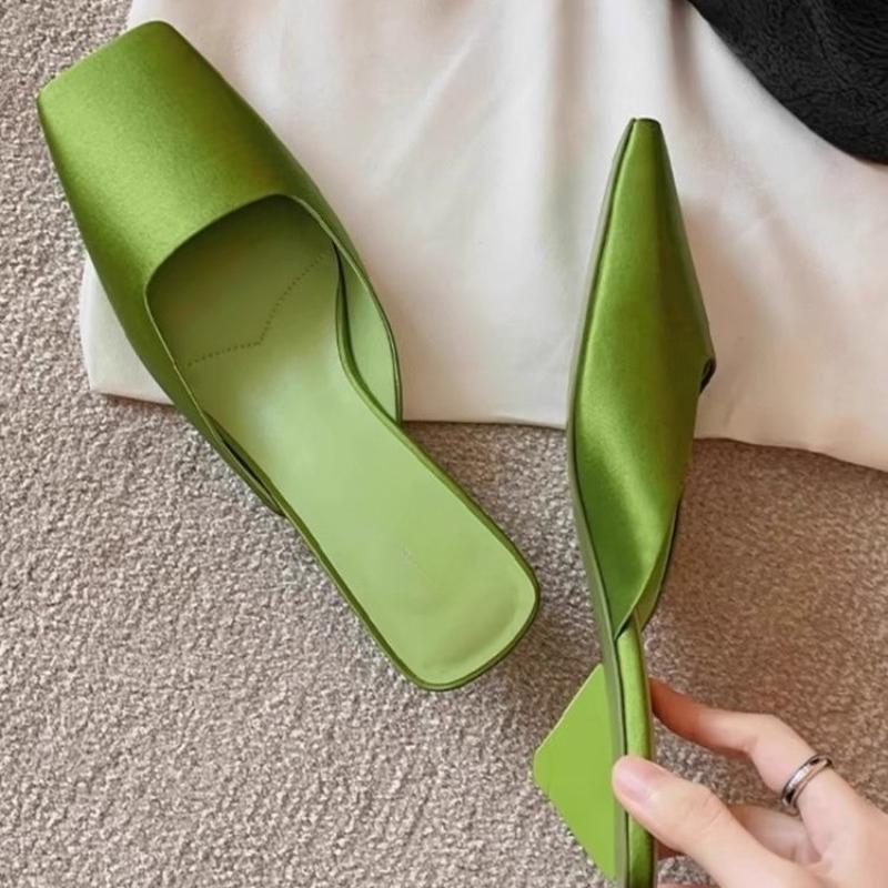 Роскошные атласные сандалии женские летние сексуальные с квадратным носком, странным низким каблуком, шлепанцы-слайды, массивный каблук, элегантный дизайн, мюли женские