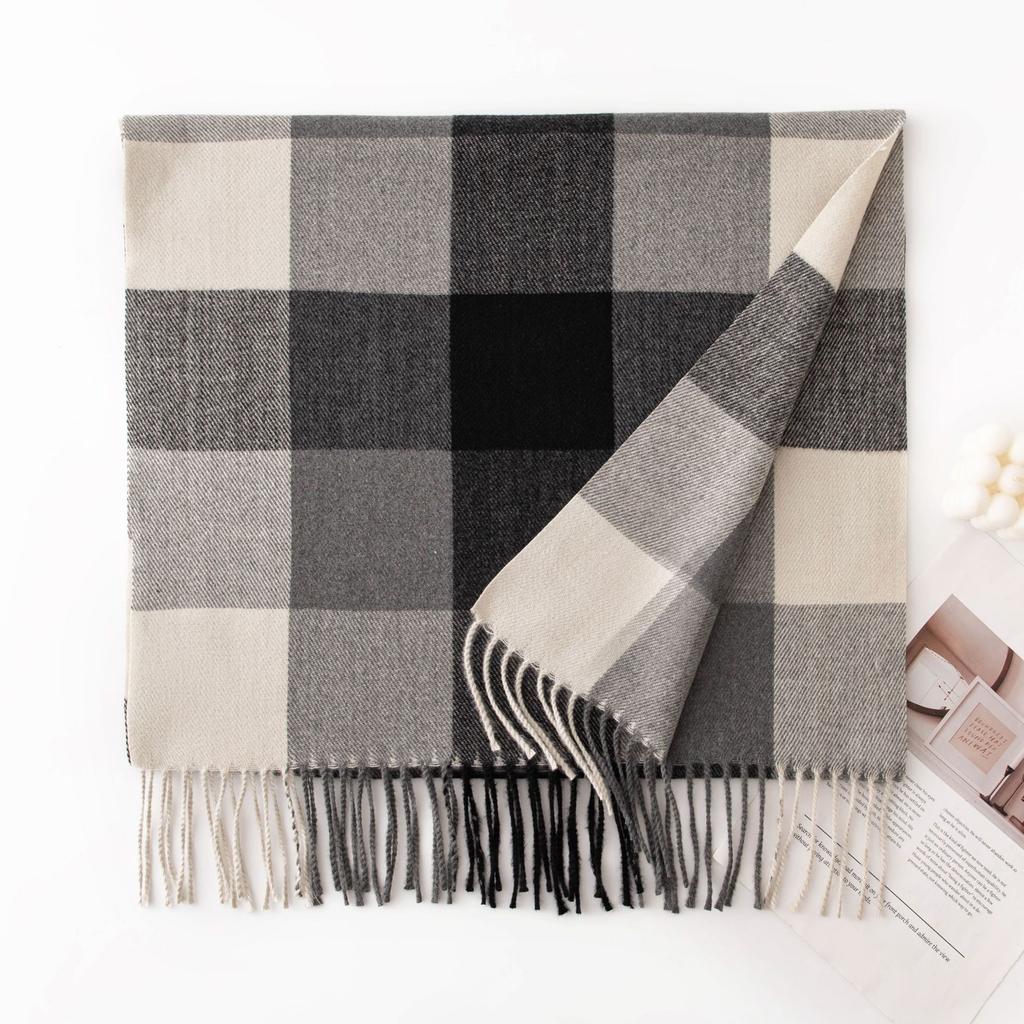 Scarf with A High-end Feel, Versatile, Thick, Autumn and Winter Check Pattern, Warm and Cozy, Soft To The Touch.