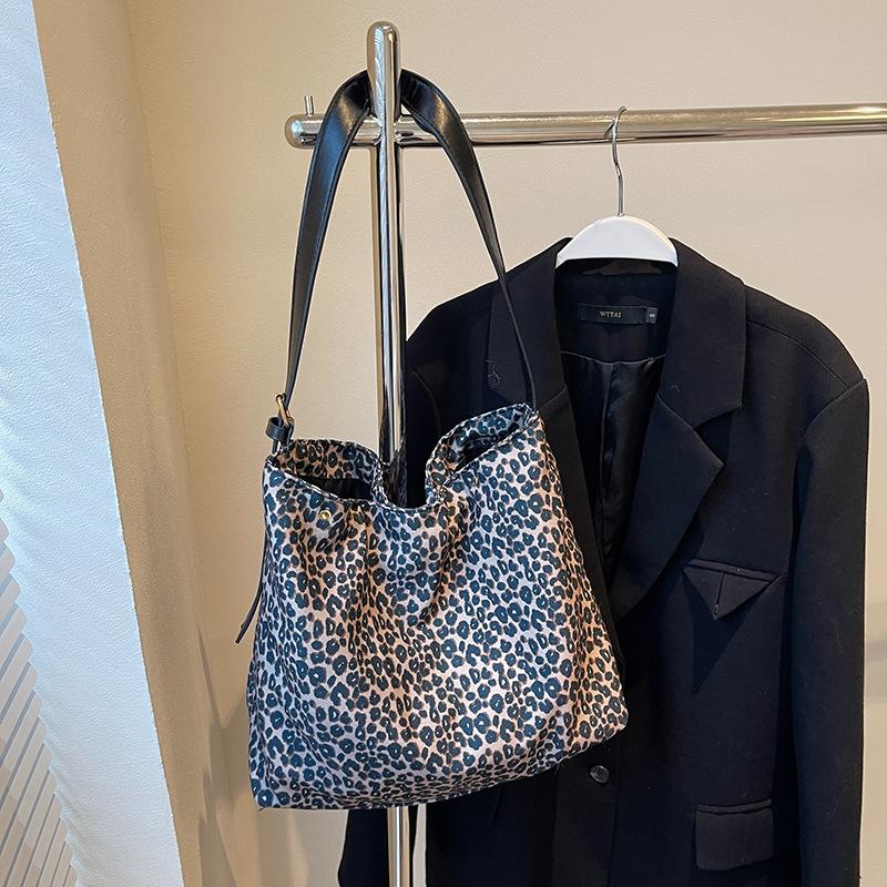 Осенняя замшевая сумка с леопардовым принтом, женская, большая вместимость, сумка-мессенджер через плечо, переносная сумка под мышкой