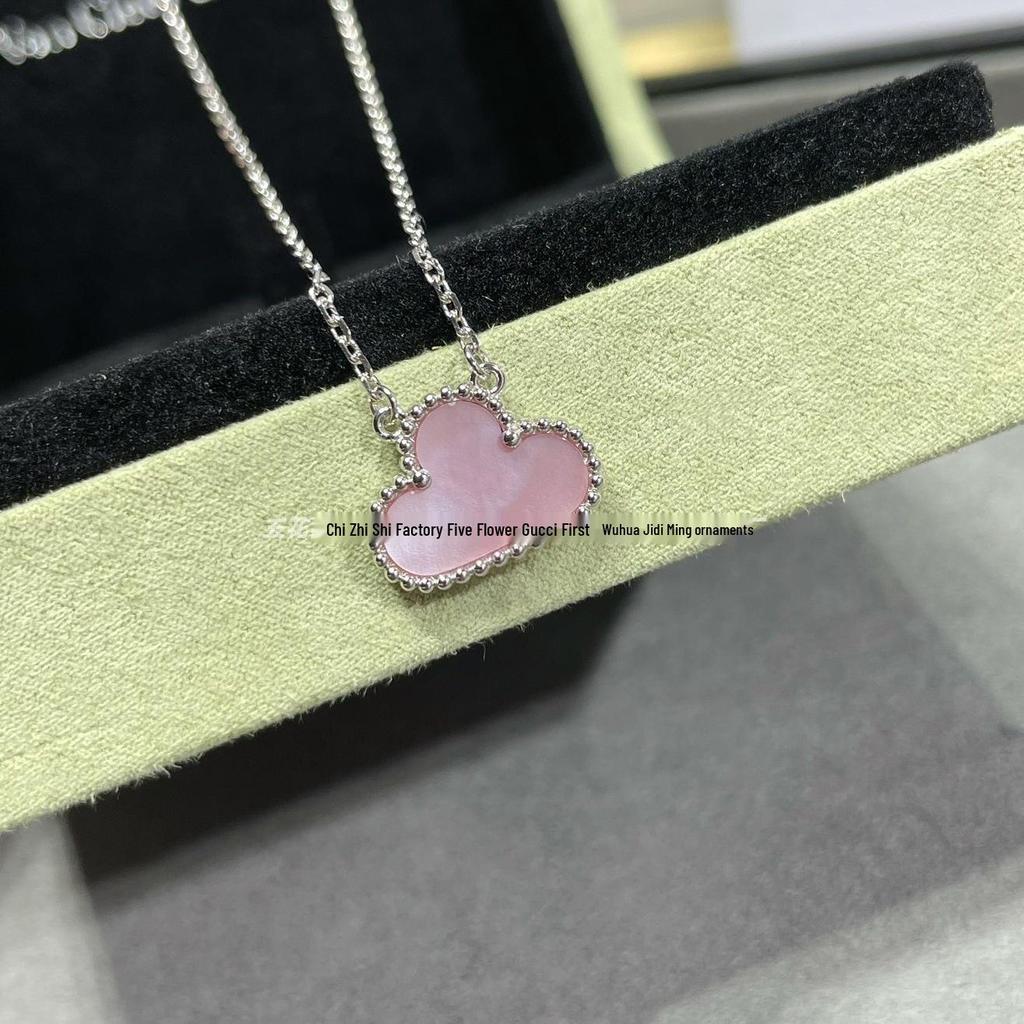 Ожерелье «Четырехлистный клевер» Van Cleef: Золотой кулон с дизайном в виде пяти цветков, с белым перламутром, красным агатом и бриллиантом для женщин.