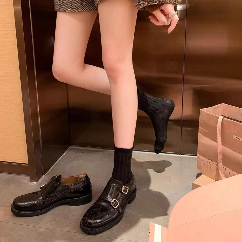 Модные мокасины, женская обувь, новый британский стиль, изысканные, ручной работы, резные, маленькие кожаные туфли в стиле барокко, толстые каблуки, одинарные туфли, осень 2024 г.