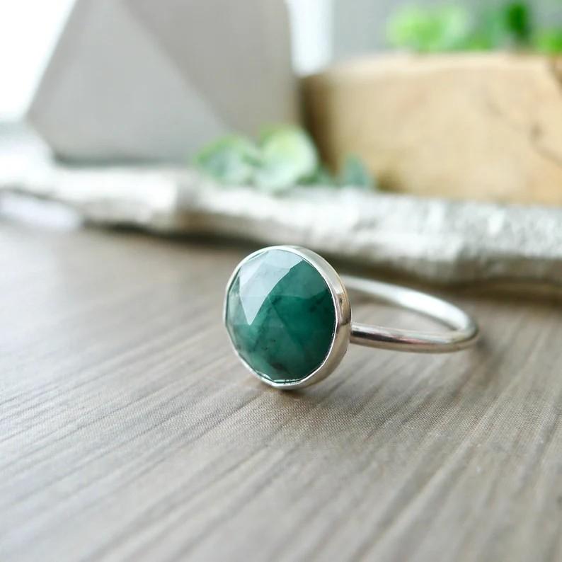 Sakota Mines Изумрудное кольцо с драгоценными камнями Стерлинговое серебро 925 пробы Ювелирные изделия ручной работы Твердое кольцо для женщин Подарок для особых случаев - прибл. 5,2 г.