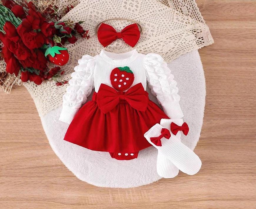 Набор из боди для девочки на тему клубники с красным бантом, повязкой на голову и носочками