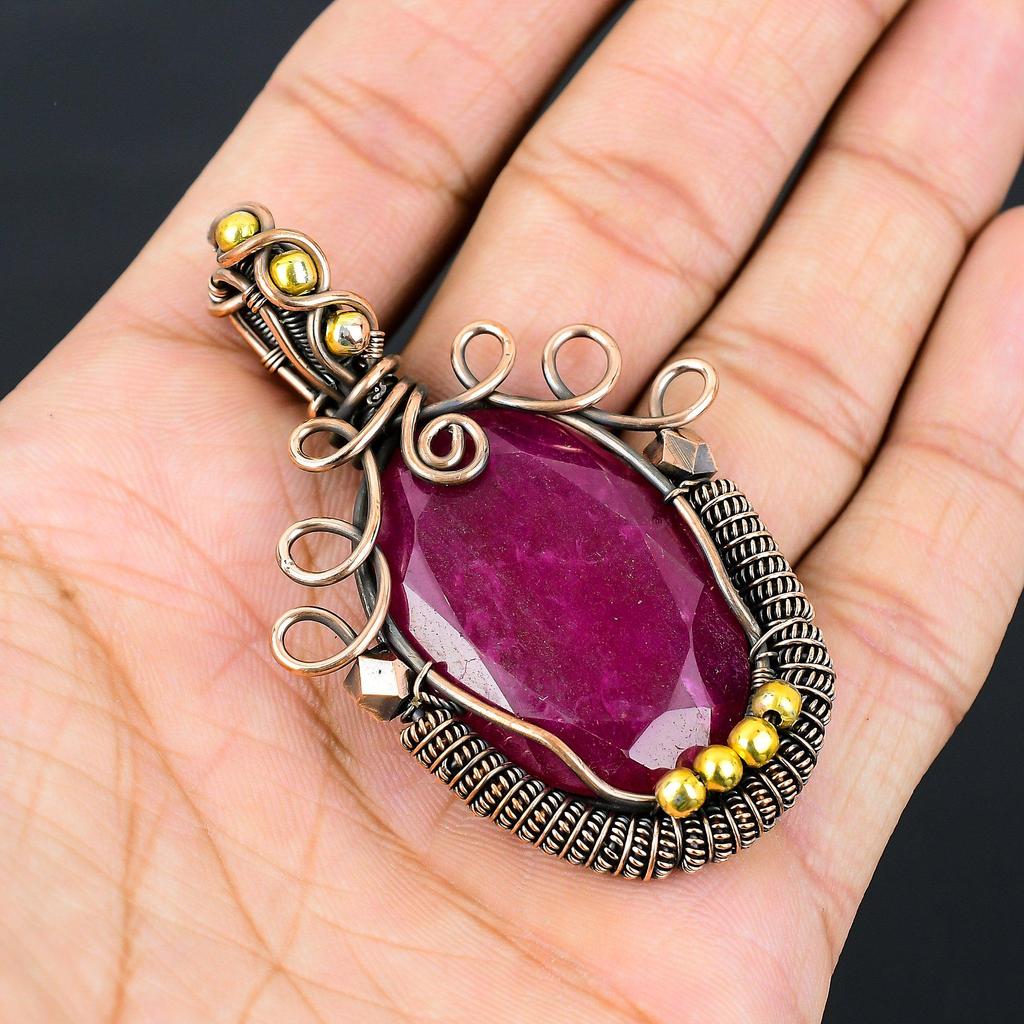 Созданный в лаборатории рубиновый драгоценный камень из чистой медной проволоки, обернутый ювелирными изделиями ручной работы