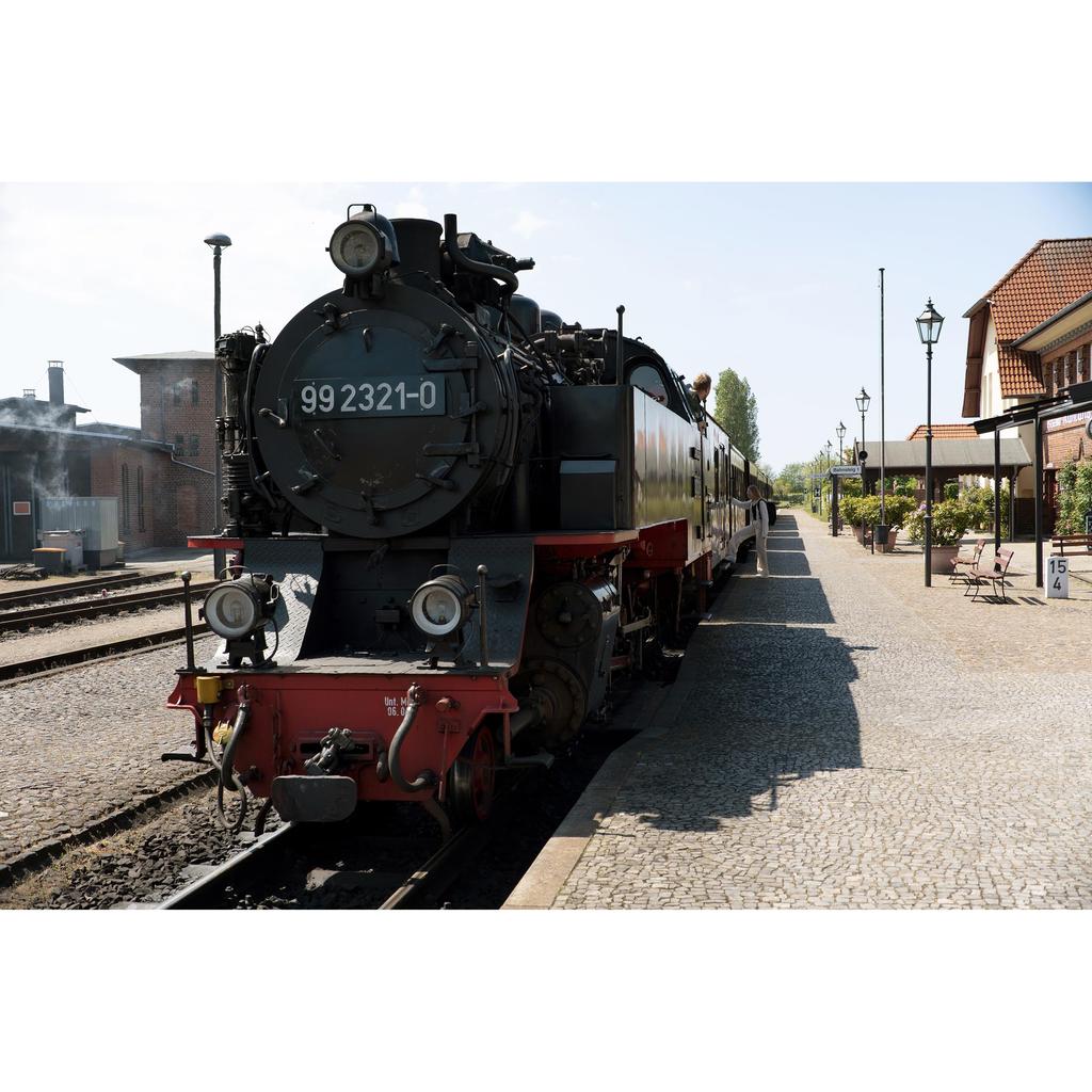 Tamron 18-300mm F3.5-6.3 Di III-A VC VXD Lens for Fujifilm X-Mount [B061X] - All-in-One Zoom Lens