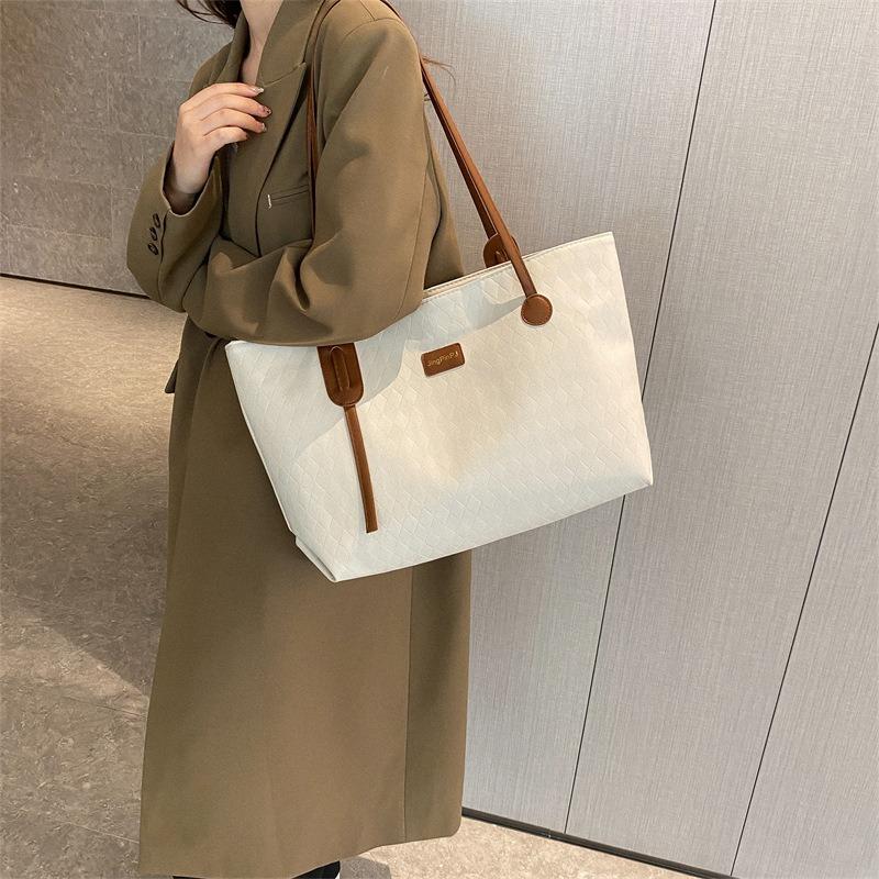 Trendy Bag Women's Large-capacity Autumn New Niche Casual Shoulder Bag Texture Class Commuter Tote Bag