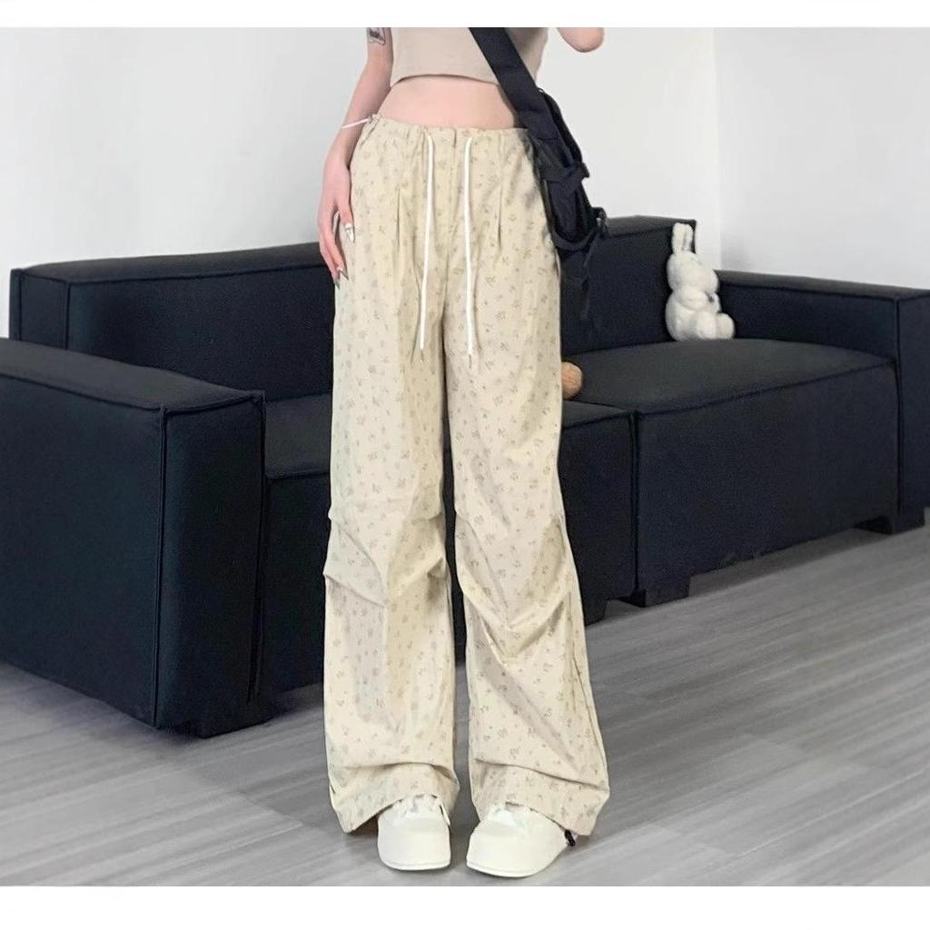 Женские брюки карго широкие из ледяного шелка с цветочным принтом на весну/лето 2025: Свободный Ретро Спортивный Стиль