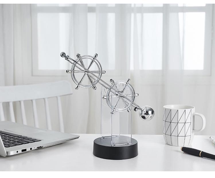 Маятник креативного хаоса в скандинавском стиле: Настольное украшение «Вечное движение» для офиса или кабинета.