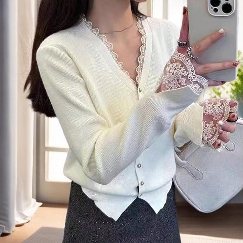 Женский корейский вязаный кардиган с кружевом в стиле пэчворк с V-образным вырезом: Новый свободный крой для осени/зимы 2025 - Универсальный свитер-пальто для ношения под верхней одеждой