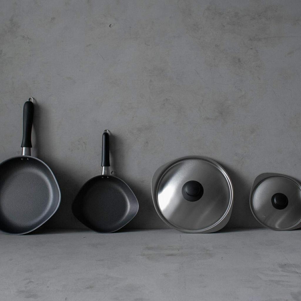 Сковорода из железа Sori Yanagi с азотированием и двойным волокном Tsubame Sanjo Разработана для предотвращения прилипания благодаря текстурированной поверхности с антипригарным покрытием, устойчивым к ржавчине