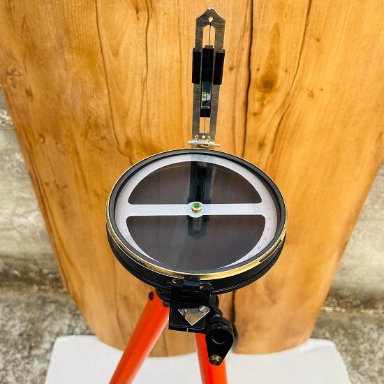 Античный винтажный призматический компас из алюминия, латунный корпус с регулируемой по высоте треногой Уникальная работа