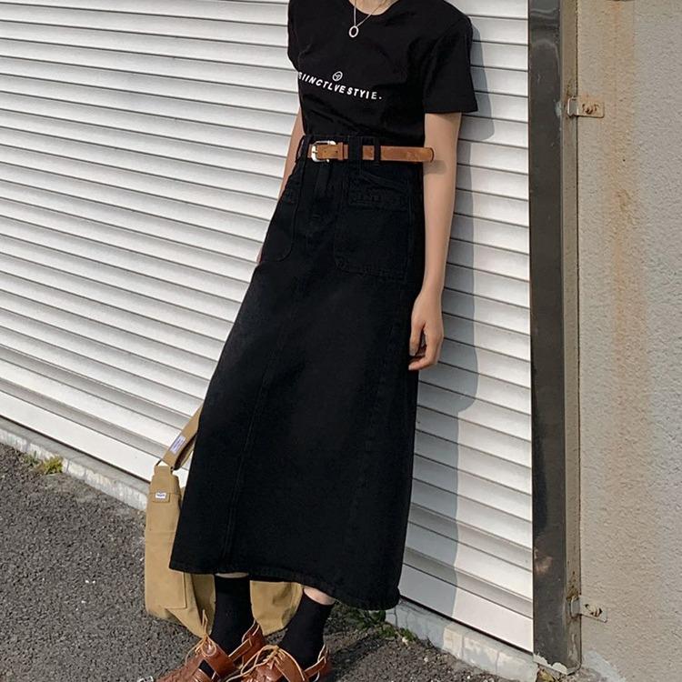 «Весна 2024 года, джинсовая юбка А-силуэта с завышенной талией и потертостями»