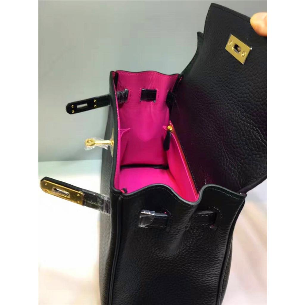 Келли обертывает верхний слой модной сумки-тоут из фактурной коровьей кожи, которую можно носить на плече или через плечо