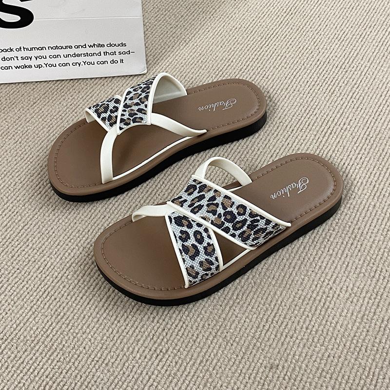 Модные шлепанцы женские летние леопардовый принт универсальные плоская подошва нескользящие школьница мода мягкая подошва пляжные крутые шлепанцы