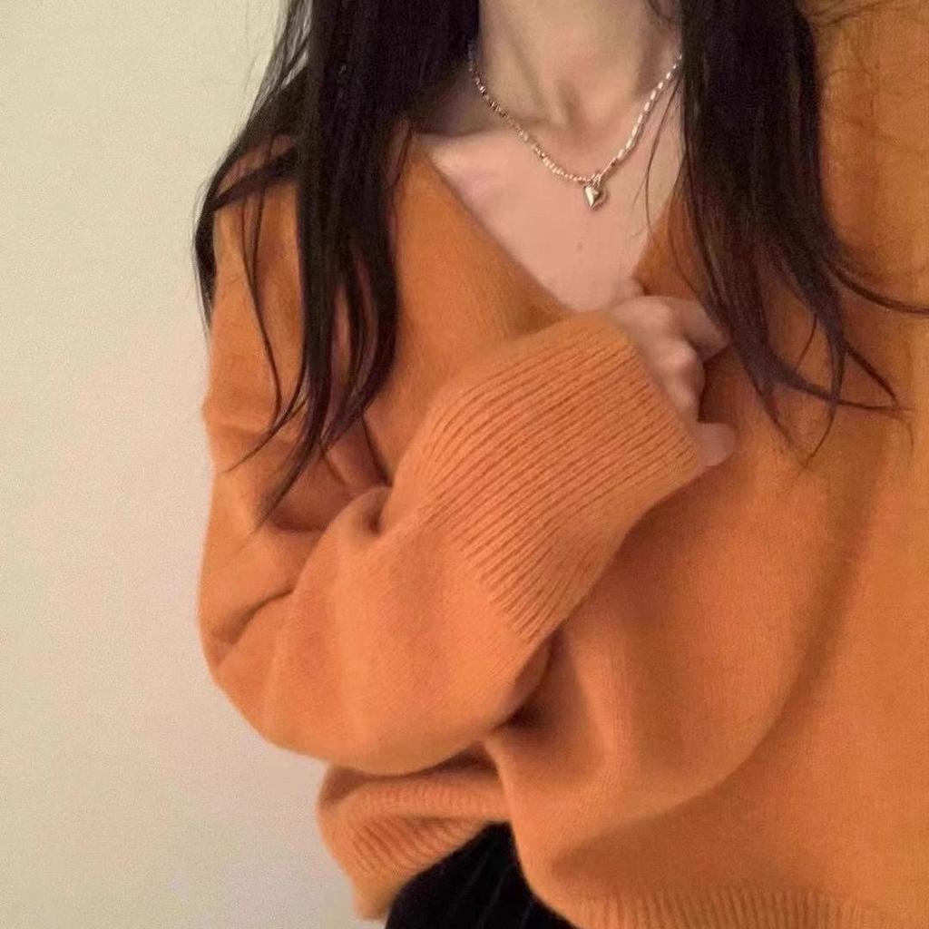 Женский корейский трикотажный свитер с V-образным вырезом синего цвета - мягкий пуловер свободного кроя для осени/зимы.