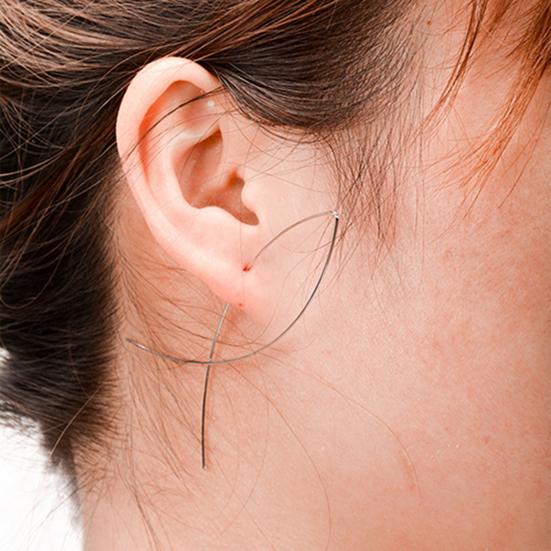 1 пара элегантных однотонных универсальных сережек в форме рыбы