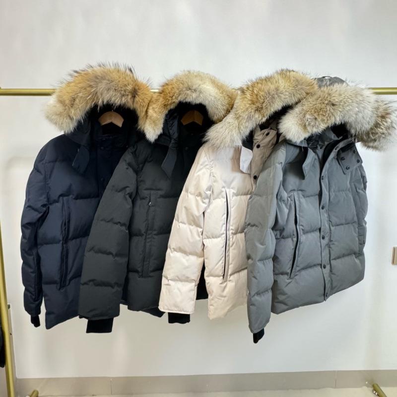 Парка Wyndham с мехом и значком