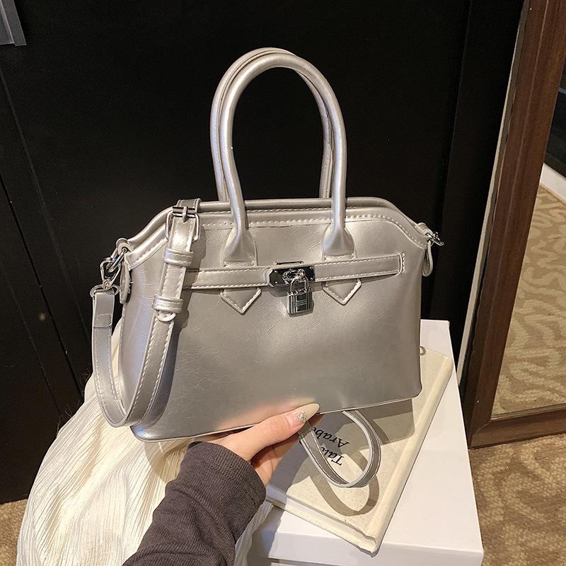 Super Fire Small Bag Women's Spring and Summer 2025 New Versatile Shoulder Messenger Bag Casual Niche Design Portable Leisure Bag