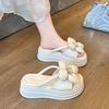 Нишевый дизайн, однотонные нескользящие туфли 2024 года, летние тапочки с круглым носком и юбкой, верхняя одежда, цветочное украшение, классные тапочки