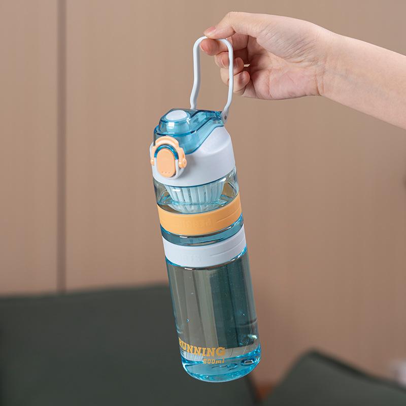 Бутылка для воды На открытом воздухе портативная изысканная пластиковая чашка Спортивная бутылка для воды Мужская и женская простая эластичная крышка с отсеком для чая Портативная студенческая прямая