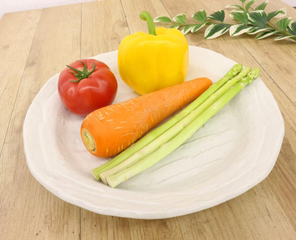 Mino Ware Japanese Cafe Series [Four-legged Round Large Plate] White (Size: 31cm H X 31cm W X 5cm D)