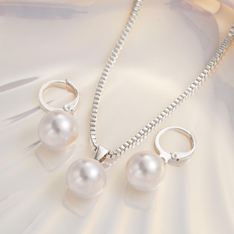 Luxury Pearl Jewelry Set: Elegant Necklace & Stud Earrings for Women
