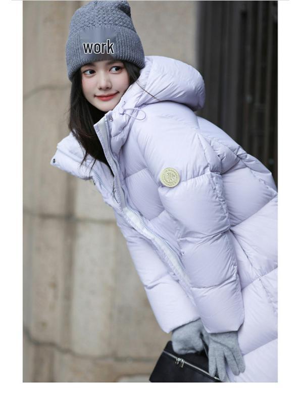 Женское зимнее пуховое пальто светло-зеленого цвета с капюшоном - Длиной до колена, Утепленное, Теплое, Средней длины с нашивками на рукавах.