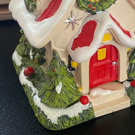 Мини Рождественский Домик Фигурка Маленькая Полимерная Снежная Деревенская Статуэтка Домика с Венком и Соснами