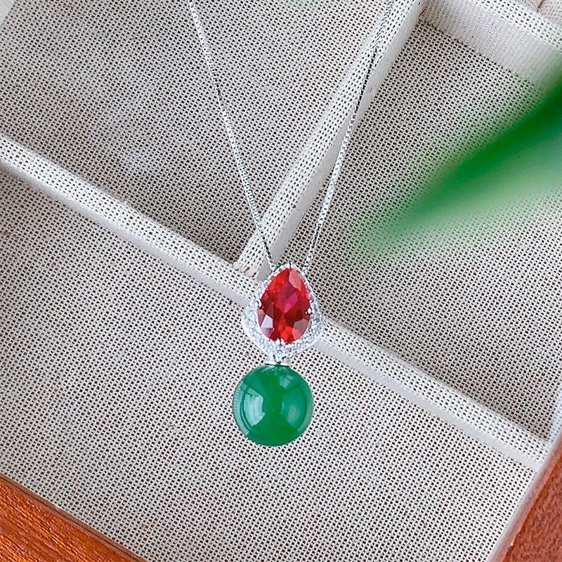 Комплект украшений на осень и зиму в стиле ретро премиум халцедон голубиная кровь красные серьги-гвоздики серебряная игла цепочка на ключицу универсальная женская