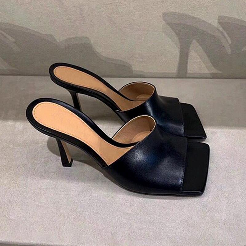 Мода 2025 Новый Стиль Модные Сандалии с Квадратным Носком для Женщин Цельные Туфли-Стилеты с Открытыми Пальцами и Ретро Римские Шлепанцы