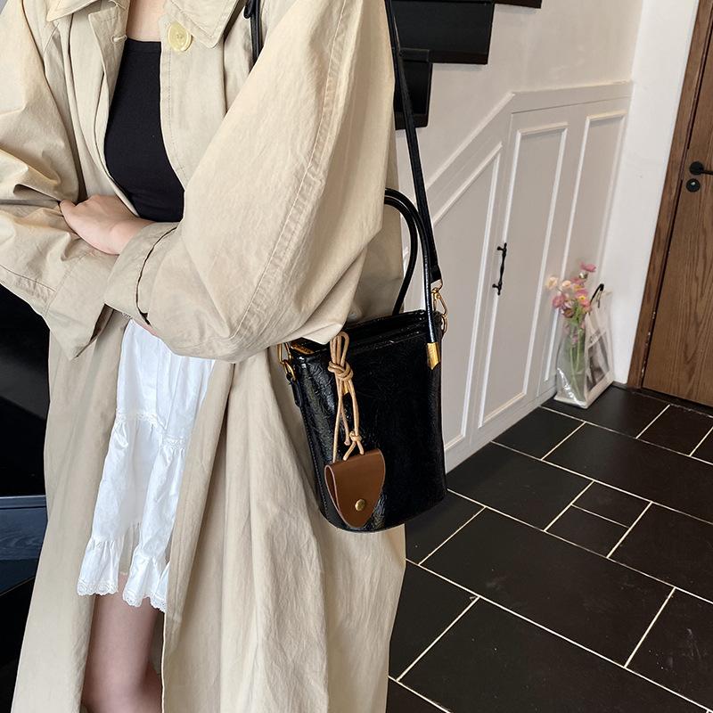 Retro Niche Handbag, Premium Texture Bucket Bag, Women's 2025 New Simple Shoulder Bag, Casual Messenger Bag