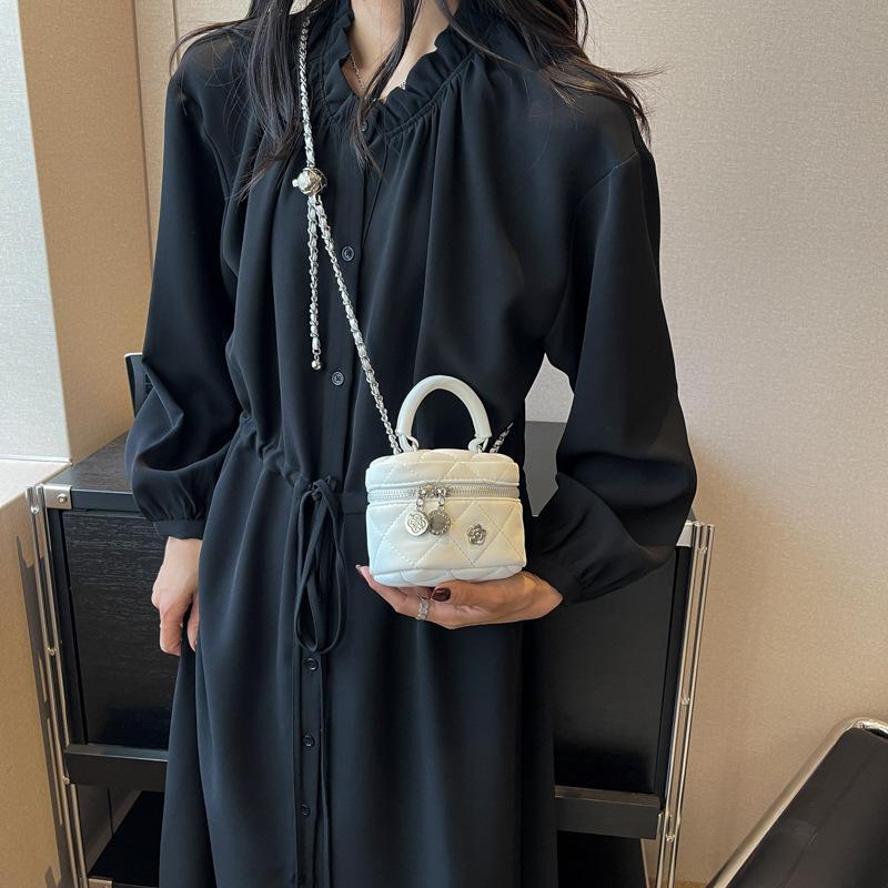 В этом году популярная маленькая женская сумка 2025 года, новая бриллиантовая цепочка, темпераментная мини-простая маленькая ароматная сумка кросс-боди