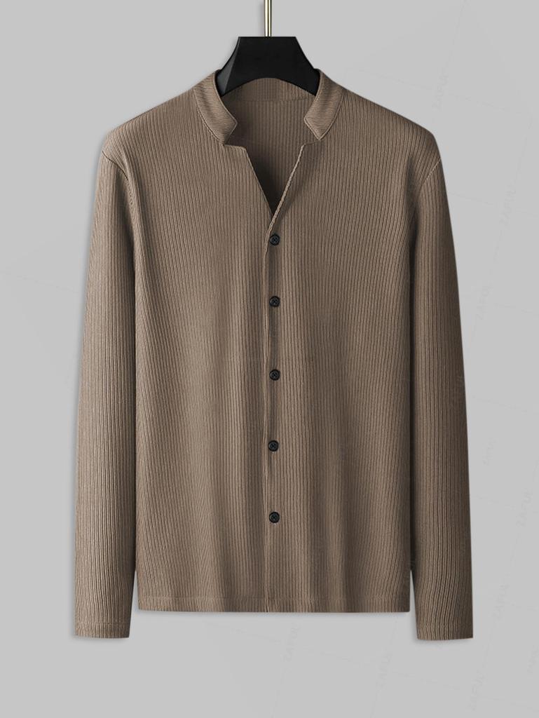 Мужской комплект: рубашка с воротником-стойкой, рубчатой жаккардовой вязки, на пуговицах спереди, с длинными рукавами, и брюки прямого кроя на кулиске.