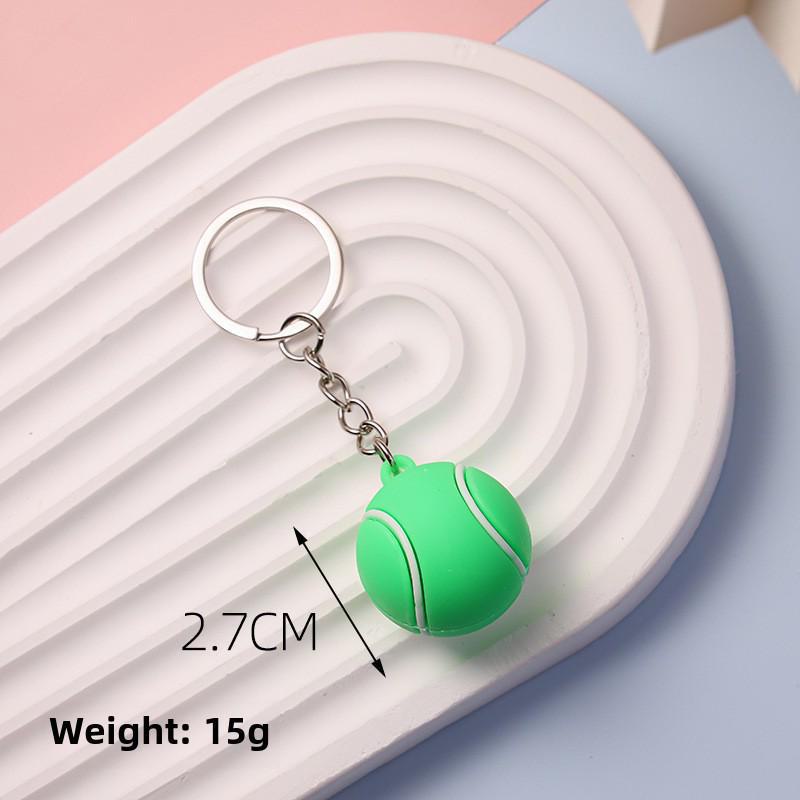 «Набор брелоков с изображением футбольного и баскетбольного мяча и креативными маленькими подвесками-куклами, идеальный подарок для активного отдыха».