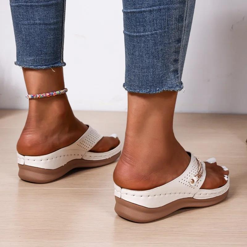 Мода 2025 Лето Горячая Распродажа Женские Шлепанцы с Открытым Носком Для Улицы Металлическая Отделка Сандалии на Танкетке Большой Размер Повседневные Шлепанцы Zapatos