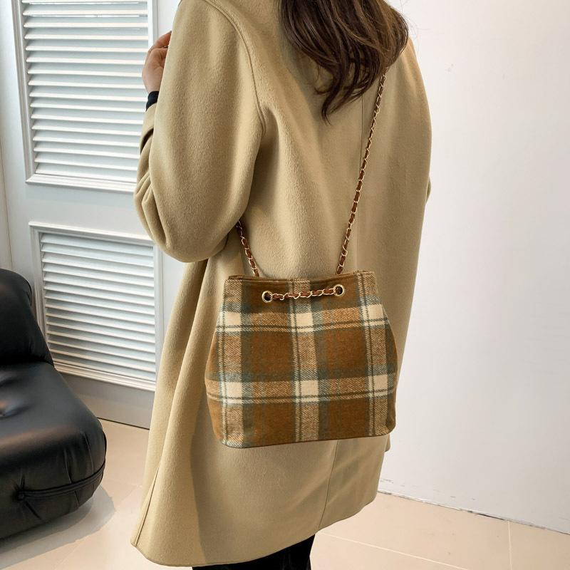 Корейская версия большой вместительной сумки подмышкой женская сумка весна 2024 новая шерстяная клетчатая сумка-тоут сумка через плечо