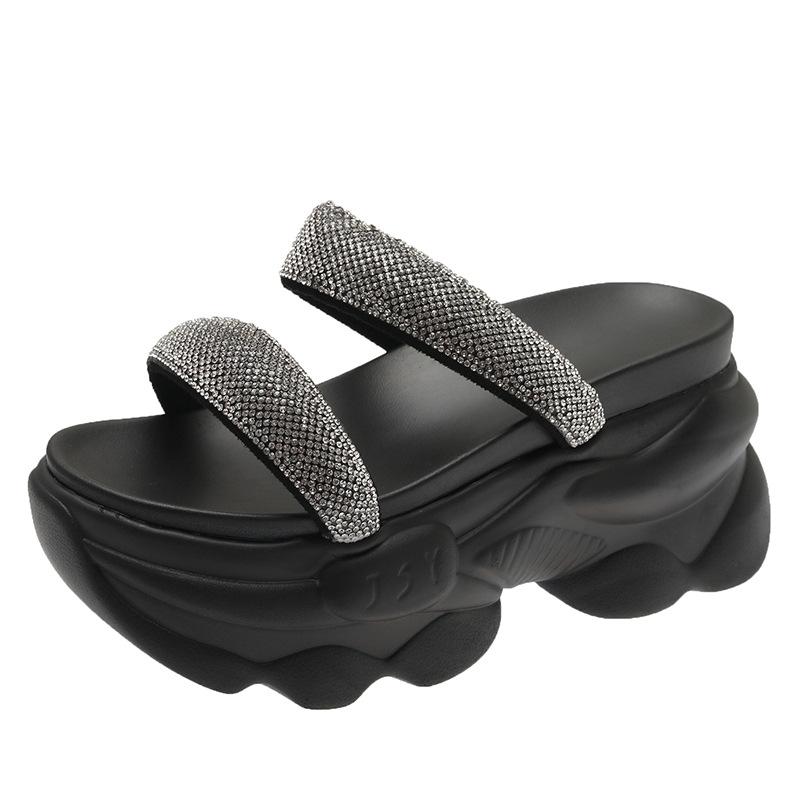 Летние босоножки и тапочки на толстой подошве «Бисквит». Туфли и тапочки на высоком каблуке с открытым носком и стразами.