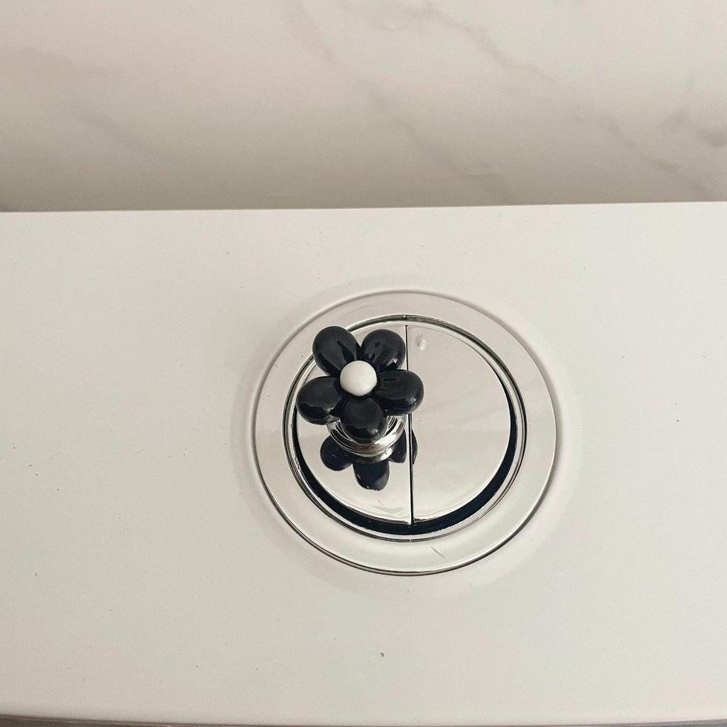 Универсальный подъемник крышки унитаза в виде цветка и приспособление для нажатия кнопки бачка для нейл-арта