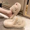 2024 Зимняя мода Домашняя хлопковая обувь Женские жемчужные аксессуары Дизайн пушистые тапочки Мягкая плюшевая обувь для дома Женские теплые тапочки