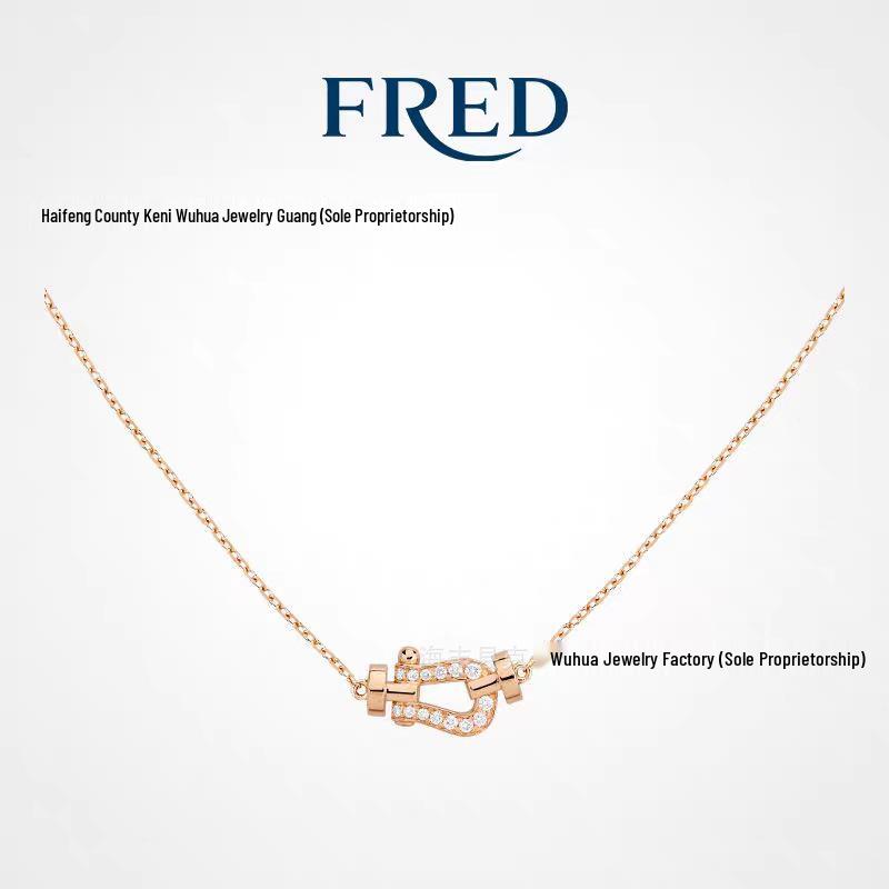 Женское ожерелье Fred из розового золота 18 карат с пряжкой-лошадкой и бриллиантами на витой цепочке - Аксессуар в стиле легкой роскоши Осень-Зима