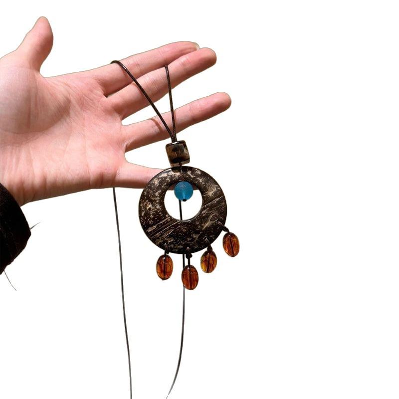Retro Coconut Shell Resin Pendant Necklace - Creative, Trendy & Versatile Design