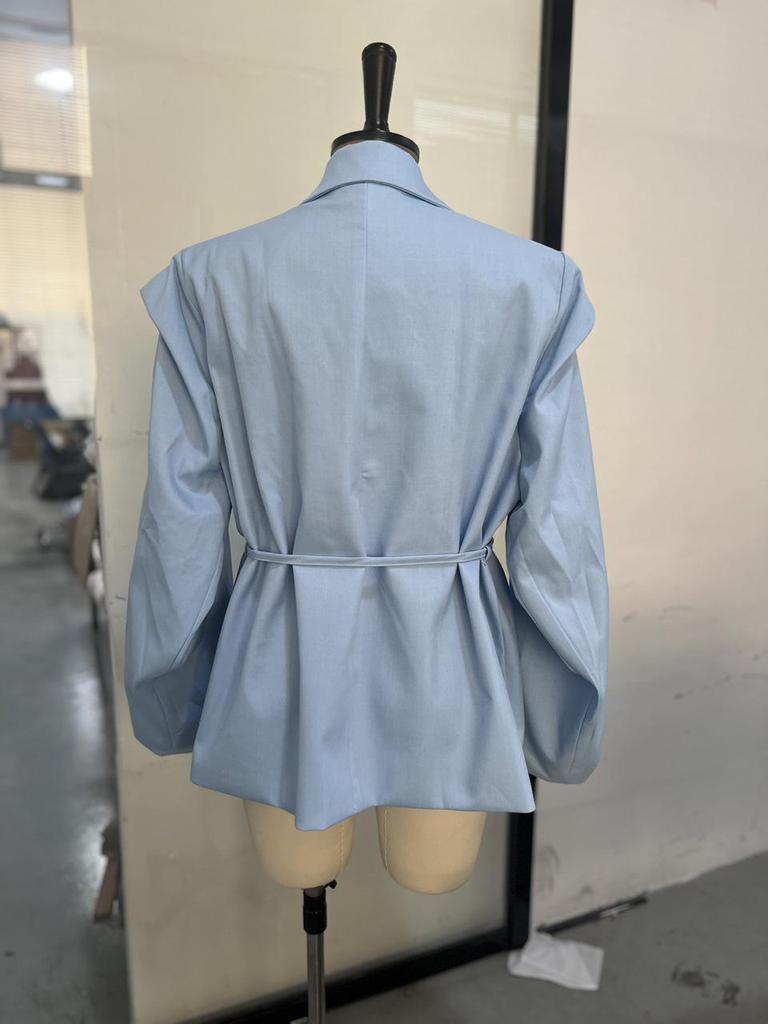 2025 Весна/Лето Универсальное Однотонное Пальто: Приталенный пояс, Подплечник, Элегантный дизайн