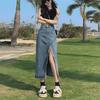 Женская джинсовая юбка А-силуэта с высокой талией, неровным разрезом сбоку и необработанным краем