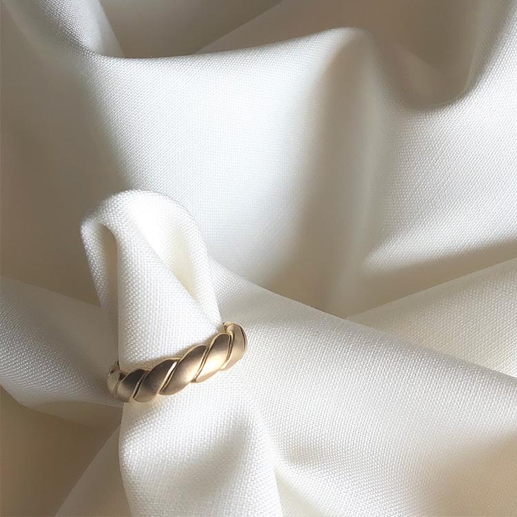 Корейское металлическое открытое кольцо в стиле ретро твист из Дондэмуна: Женский универсальный аксессуар в холодном стиле